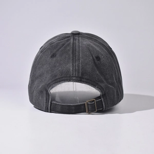 Vista posteriore del cappello da baseball in cotone nero lavato con fibbia regolabile