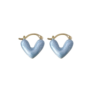 Élégantes boucles d'oreilles cœur dorées avec émail marbré bleu clair sur fond blanc
