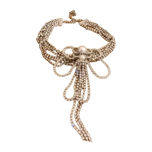 Choker multicouche en strass avec nœud papillon et élégantes pampilles en perles