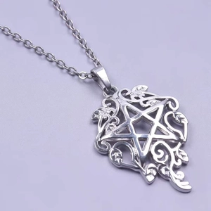 Détail d'un pendentif étoile en acier inoxydable doré 18K avec motifs de feuilles ciselées