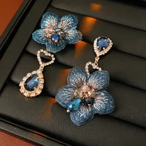 Boucles d'oreilles vintage asymétriques à fleurs en tissu bleu marine et cristaux