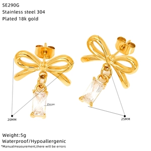 Vue détaillée des boucles d'oreilles nœud en acier doré 18k avec zircons et dimensions