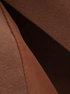 Gros plan détaillé de la texture en laine marron et doublure en satin assortie du manteau