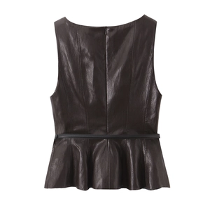 Gilet peplum in ecopelle marrone caffè scuro con cintura abbinata e senza maniche