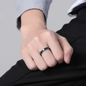 Bague empilable de 3mm en acier inoxydable bleu poli pour homme et femme sur mannequin
