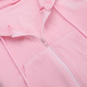Dettaglio ravvicinato della felpa rosa con zip, trama in pile e coulisse in tinta