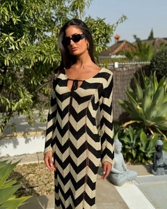 Detailansicht des V-Ausschnitt-Schnürdesigns an einem schwarz-weißen Wellenstrickkleid
