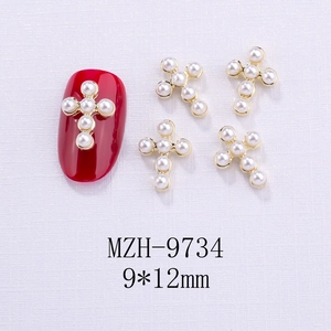 Ciondoli per unghie a forma di croce con perle bianche e base in metallo dorato per nail art