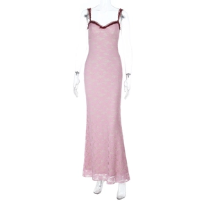 Detailaufnahme der rosa Spitze und Stickerei auf dem schmal geschnittenen Maxikleid