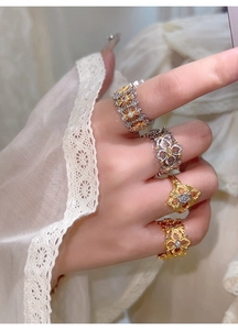 Vue détaillée de bagues dentelées ajourées avec motifs floraux en zircon et texture vintage