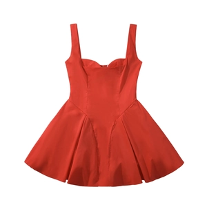 Robe courte rouge sans manches dos nu avec coupe trapèze et jupe plissée en blanc