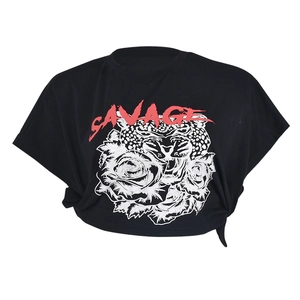 Détail du crop top noir avec imprimé léopard Savage et design à nœud latéral