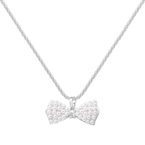 Elegante Halskette mit versilbertem Schleifenanhänger und weißen Perlen an Gliederkette