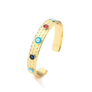 Detail van vergulde evil eye armband met kleurrijke zirkoon en emaille inlegwerk