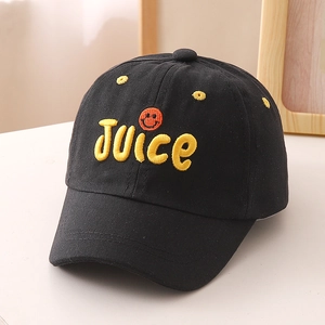 Detail der gelben Juice-Stickerei und des Smileys auf der schwarzen Baumwoll-Baseballkappe