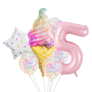 Detalle de globo rosa número 5 con cono de helado y globos de látex con confeti