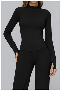 Détail de la veste de sport noire avec passe-pouces et poches zippées pratiques
