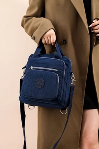 Détail du sac à langer en nylon bleu marine avec ferrures argentées et bandoulière réglable