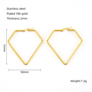Close-up of geometric diamond-shaped earrings in 18k gold-plated stainless steel with dimensions