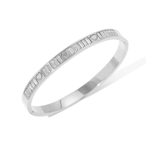 Détail du bracelet en acier argenté orné de zircons en forme de cœur et baguette