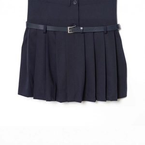 Kurzes marineblaues Faltenkleid mit passendem schmalem Gürtel und Taillenknöpfen