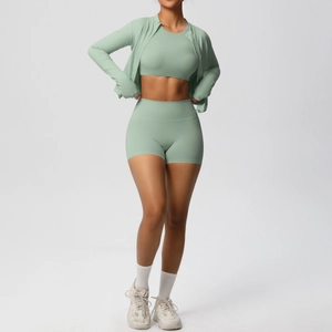 Dettaglio del set yoga verde menta con giacca con cappuccio e reggiseno sportivo
