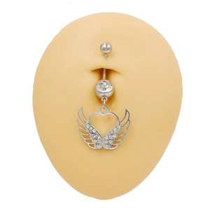 Piercing de nombril ailes de cœur argenté avec strass blancs sur modèle de nombril