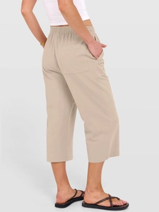 Dettaglio posteriore dei pantaloni in cotone e lino da donna con vita elasticizzata