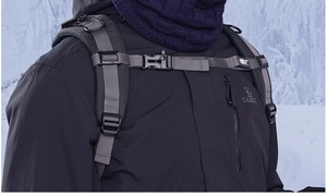 Détail du zip imperméable et de la boucle ajustable sur l'ensemble bonnet tricoté