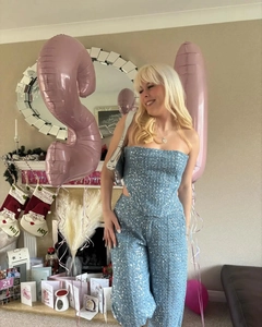 Détail d'un ensemble bleu à paillettes avec haut bustier et pantalon large de fête