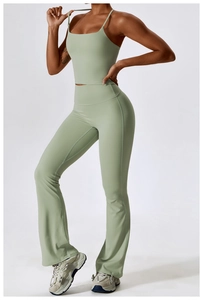 Detalle de pantalones de yoga acampanados de cintura alta y top deportivo verde salvia