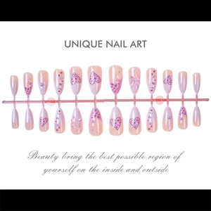 Coffret de 24 faux ongles amande avec nœuds roses et motifs cœur léopard stylés