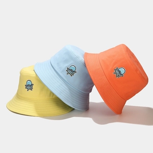Chapeaux bobs en coton avec broderie pieuvre en jaune, bleu et orange pour l'été