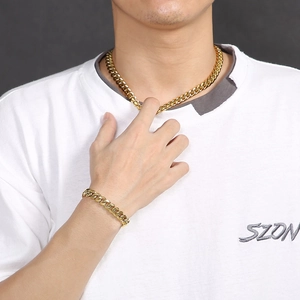 Ensemble collier et bracelet gourmette pour homme en acier titane doré sur mannequin