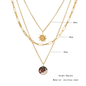Details der mehrlagigen Goldkette aus Edelstahl mit Sonnen- und Mond-Emaille-Anhänger