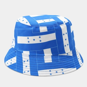 Dettaglio del motivo bandiera dell'Honduras blu e bianco sul cappello a secchiello