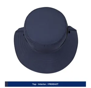 Vista dall'alto del cappello da sole blu scuro con tessuto idrorepellente e cuciture
