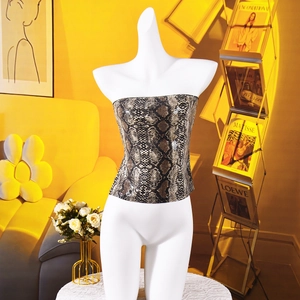 Détail d'un top bustier avec imprimé serpent aux tons terreux sur un mannequin