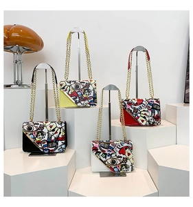 Set di 4 borse a tracolla con stampa graffiti in nero, giallo, rosso e bianco con catena