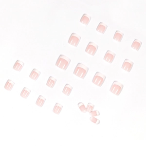 Kurze French White Kunstnägel in Rosé mit glänzendem Finish auf weißem Hintergrund