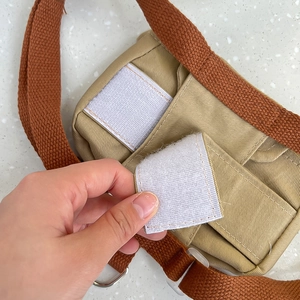 Detalle de mochila arnés para perro en lona con cierre de velcro y correa de color caramelo