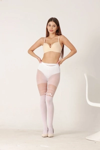 Détail de bas Lolita blancs avec empiècements transparents et nœuds décoratifs sur la cuisse