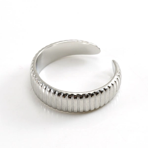 Bague ajustable en acier inoxydable argenté avec rayures verticales sur fond blanc
