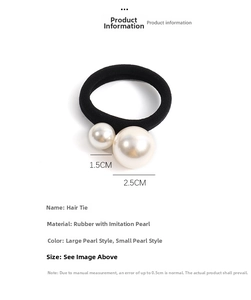 Dettaglio elastico per capelli nero con perle bianche da 1,5 cm e 2,5 cm di diametro
