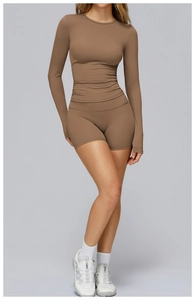 Détail de l'ensemble haut de compression à manches longues et short de yoga marron
