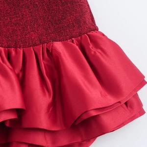Elegante mini abito in tweed rosso scuro con orlo a balze in raso rosso a contrasto