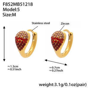 Détails des boucles d'oreilles goutte dorées avec zircon rouge et mesures précises