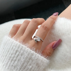 Dettaglio di un anello in argento S925 con zircone a forma di pera e fascia in pavé brillante