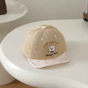 Gros plan sur la casquette de baseball en coton pour bébé avec broderie ours mignonne