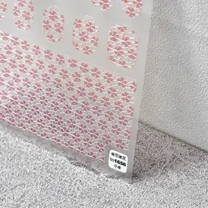 Detail von 5D geprägten hohlen Kirschblüten-Nagelstickern mit Roségold-Textur